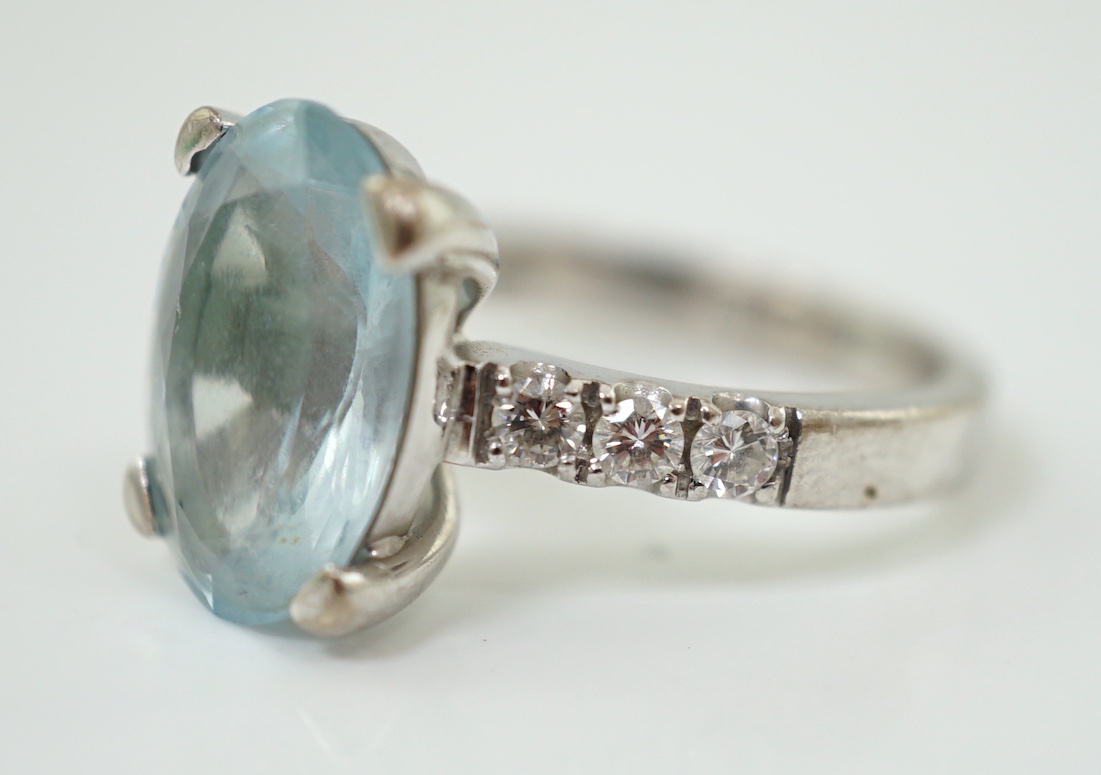 A modern 18ct white gold and single stone oval cut aquamarine set ring